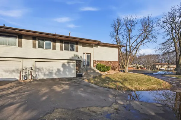 1091 Churchill PL,  Shoreview,  MN 55126