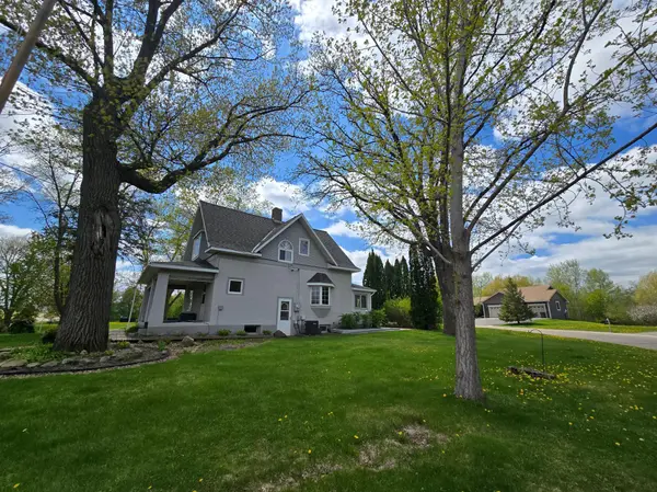 311 Big Woods LN, Annandale, MN 55302