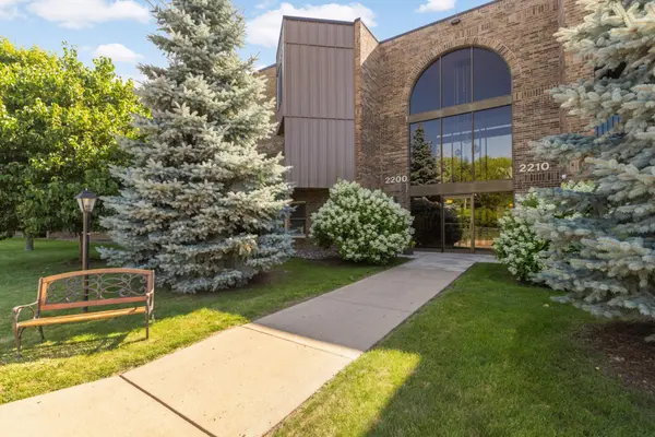2210 Midland Grove RD #306, Roseville, MN 55113