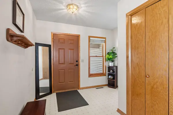 8136 Dakota LN, Chanhassen, MN 55317