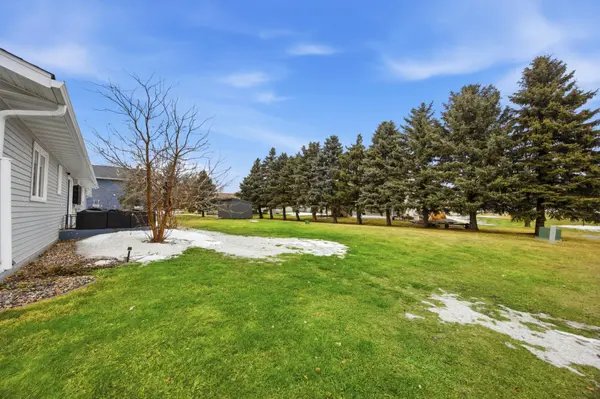 211 Hackberry CT, Kindred, ND 58051