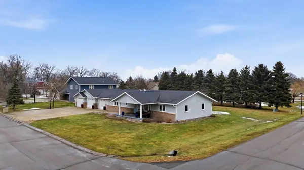 211 Hackberry CT, Kindred, ND 58051