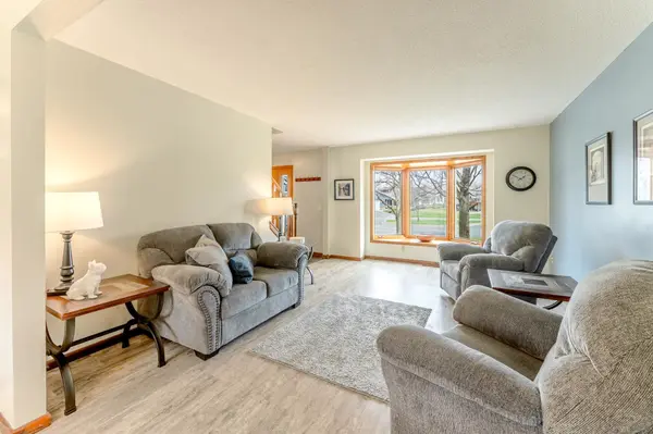 801 Gramsey PL, Burnsville, MN 55306