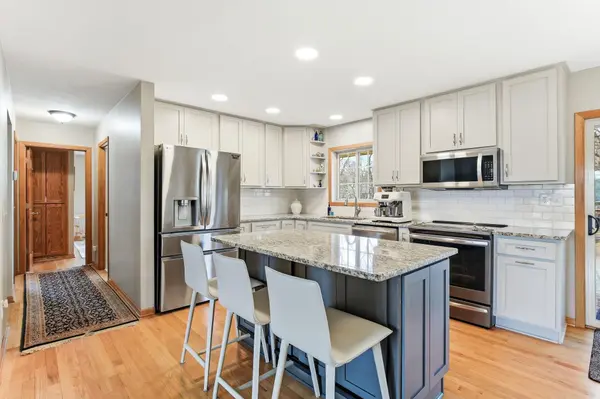 4835 Lakeview DR, Shoreview, MN 55126