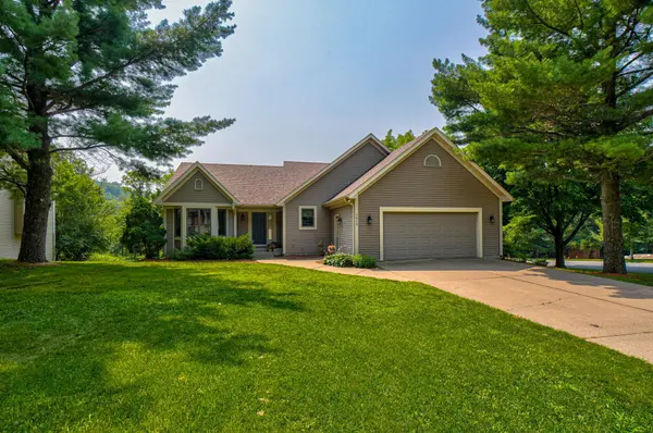 1612 Golf View DR, River Falls, WI 54022