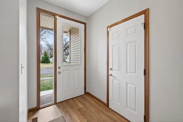 1581 Christie PL, Saint Paul, MN 55106