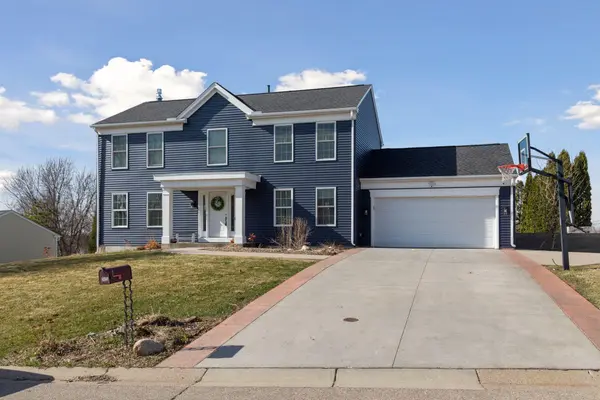 2423 Pond AVE E, Maplewood, MN 55119
