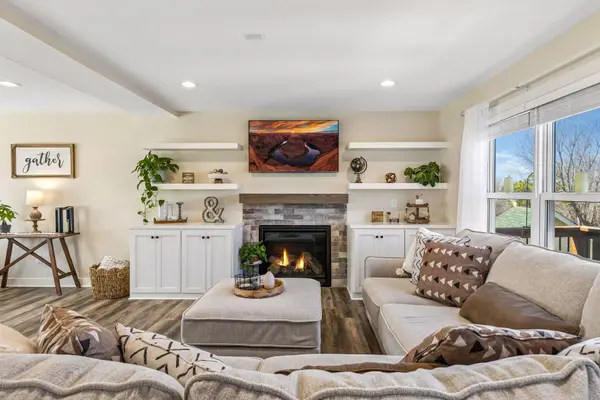 2423 Pond AVE E, Maplewood, MN 55119