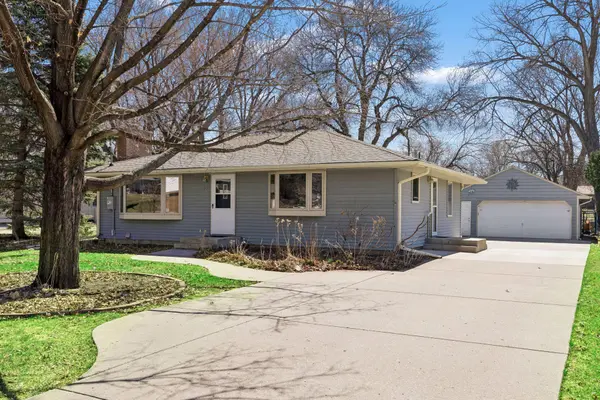 1988 Eldridge AVE W, Roseville, MN 55113