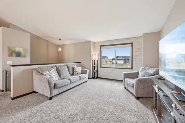 8542 Ebben CIR NE, Monticello, MN 55362