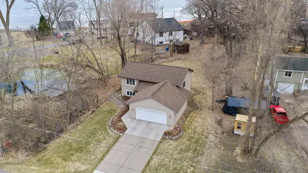 7723 N Shore CIR N, Forest Lake, MN 55025