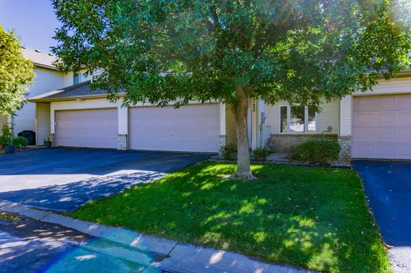 1122 Crystal PL W, Chaska, MN 55318