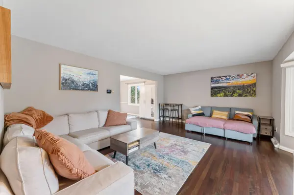 6068 Olinger CIR, Edina, MN 55436