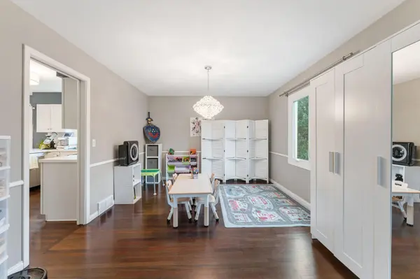 6068 Olinger CIR, Edina, MN 55436