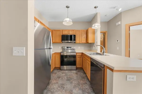 8624 Savanna Oaks #H, Woodbury, MN 55125