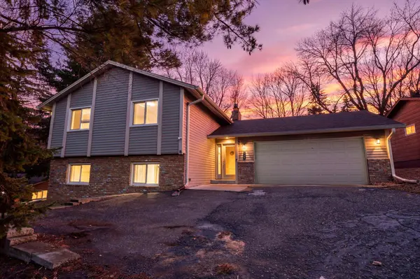 650 Gramsie RD, Shoreview, MN 55126
