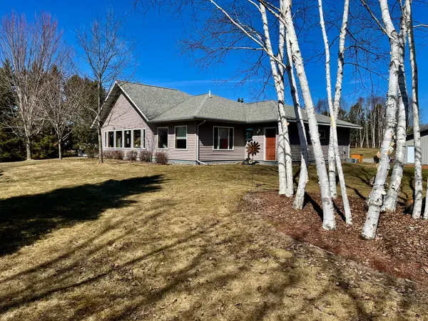 37209 Loon DR, Cohasset, MN 55721