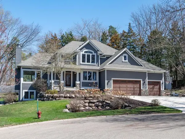 15083 Amur Hill LN, Eden Prairie, MN 55347