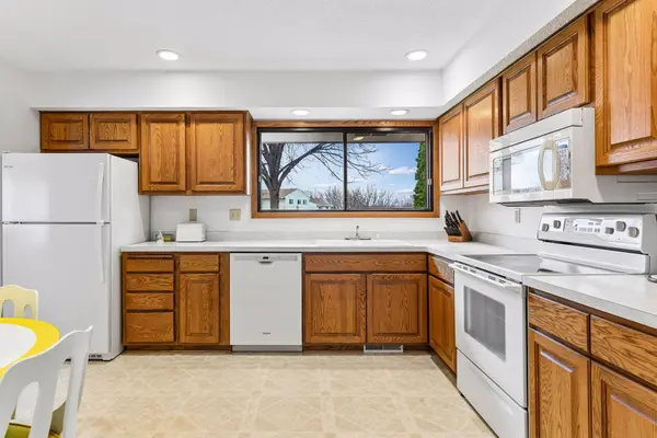 8706 Westwind CIR, Eden Prairie, MN 55344