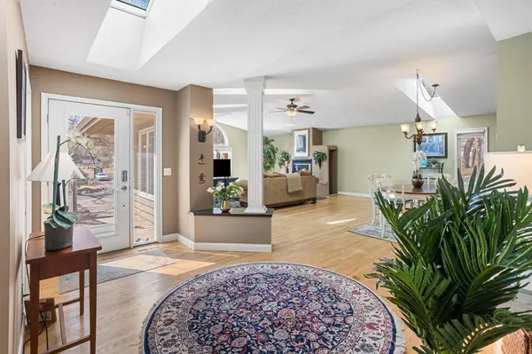 6859 Yuma DR, Chanhassen, MN 55317
