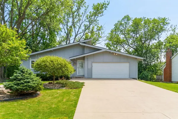 1286 Castle CT, Golden Valley, MN 55427