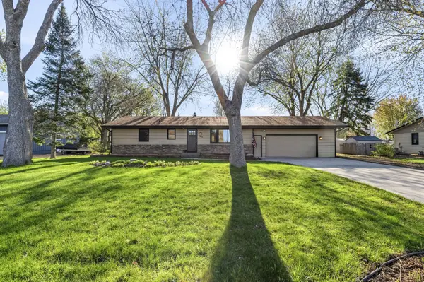 7611 Laredo DR, Chanhassen, MN 55317