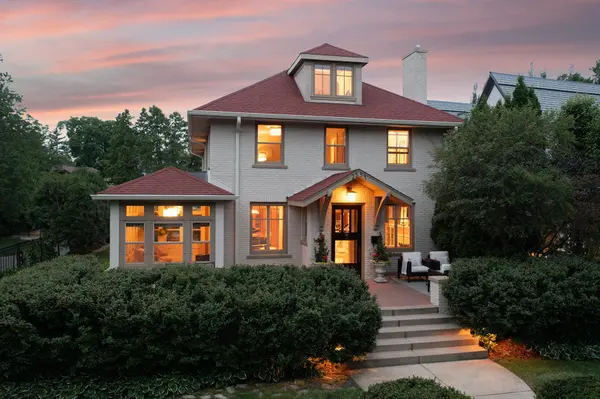 2554 W Lake Of The Isles Pkwy, Minneapolis, MN 55405