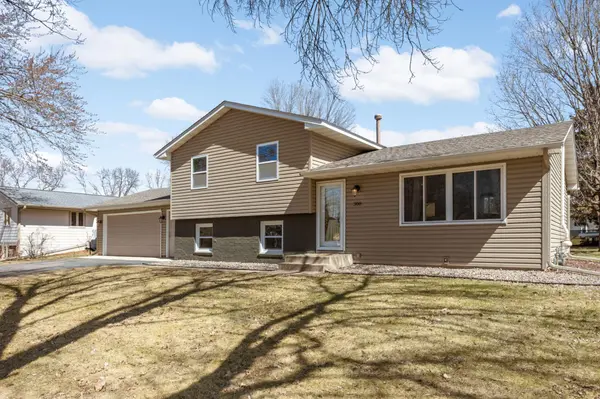 300 Edgewood DR SE, Saint Michael, MN 55376
