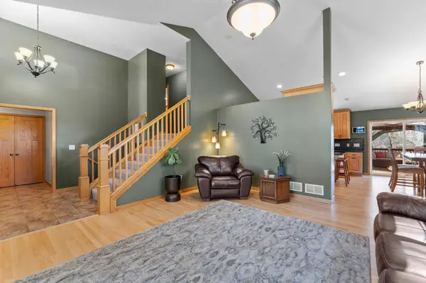 1776 McMenemy ST, Maplewood, MN 55117