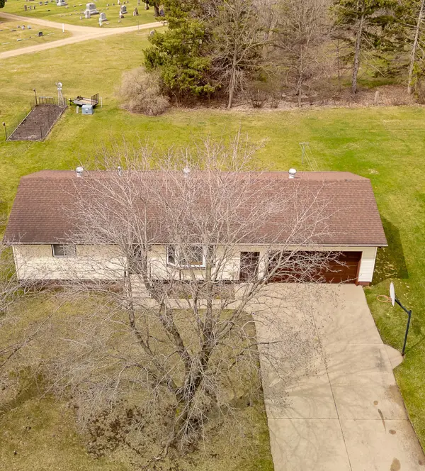 1052 Pine Grove LN, Lake City, MN 55041