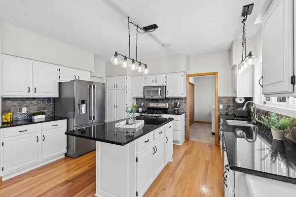 2140 Stone Creek DR, Chanhassen, MN 55317
