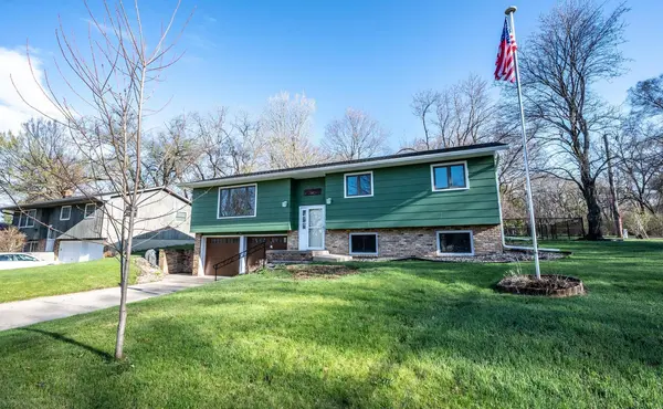 400 Lockwood DR, Northfield, MN 55057