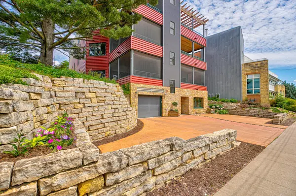 720 1st ST #1S, Hudson, WI 54016