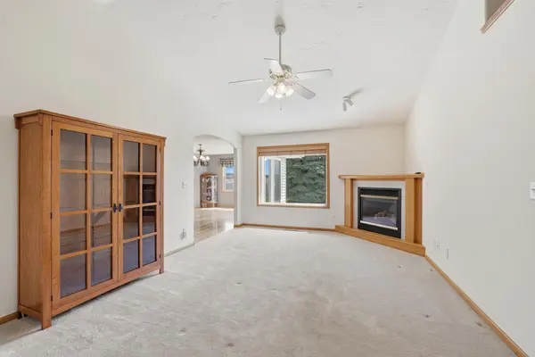911 Prairie Oak DR, Belle Plaine, MN 56011