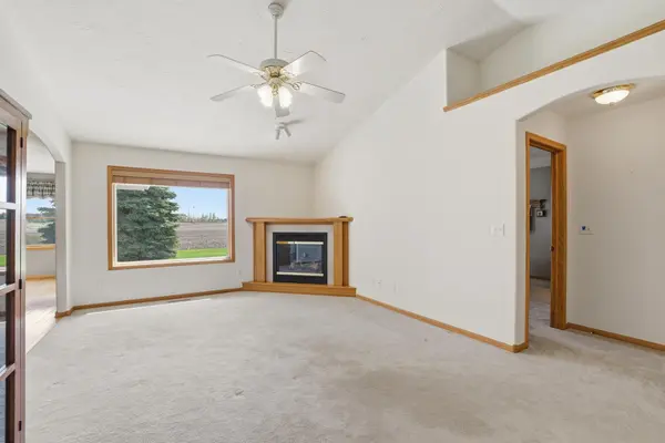 911 Prairie Oak DR, Belle Plaine, MN 56011