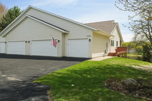 13451 Pine View LN, Lindstrom, MN 55045