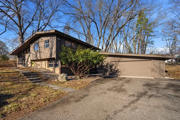 15840 Woodgate RD N, Minnetonka, MN 55345