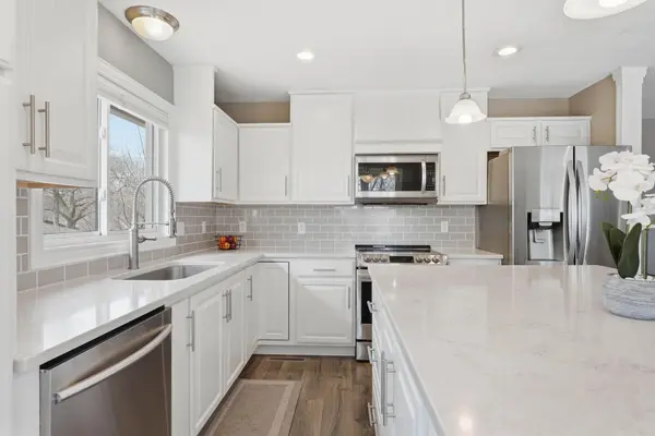 8105 Dakota LN, Chanhassen, MN 55317