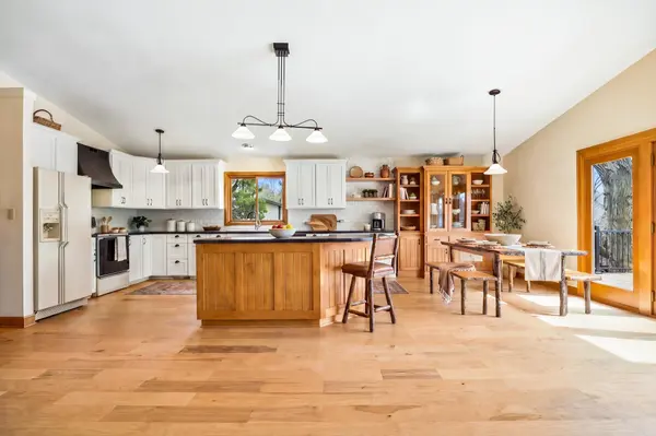 3930 Glendale DR, Chanhassen, MN 55331