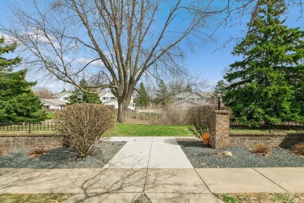 7666 13th ST N, Oakdale, MN 55128