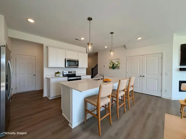 4745 AirLake DR, Woodbury, MN 55129