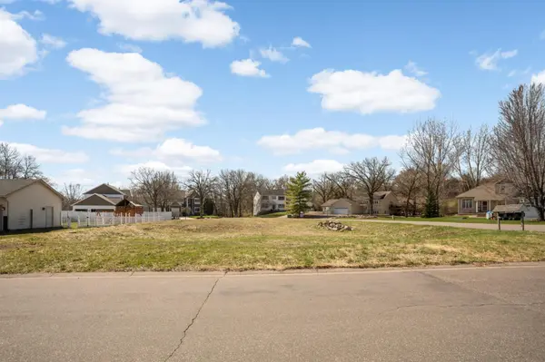 930 Shady Oak CIR, Monticello, MN 55362