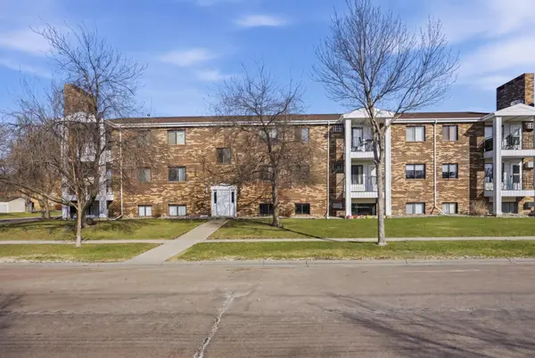 331 Prairiewood CIR S #202, Fargo, ND 58103