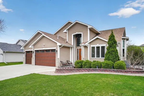9325 Austrian Pine AVE N, Brooklyn Park, MN 55443