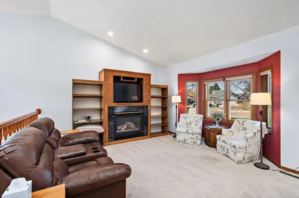 9237 Queens GDNS, Brooklyn Park, MN 55443
