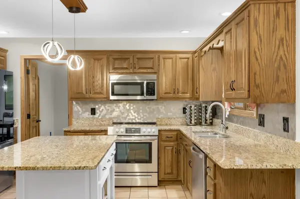2577 Spirit DR E, North Saint Paul, MN 55109