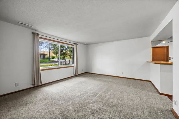 961 Oakwood DR, New Brighton, MN 55112