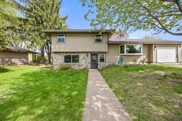 961 Oakwood DR, New Brighton, MN 55112