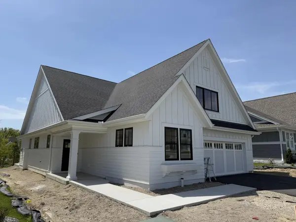 9204 Mills DR, Chanhassen, MN 55317