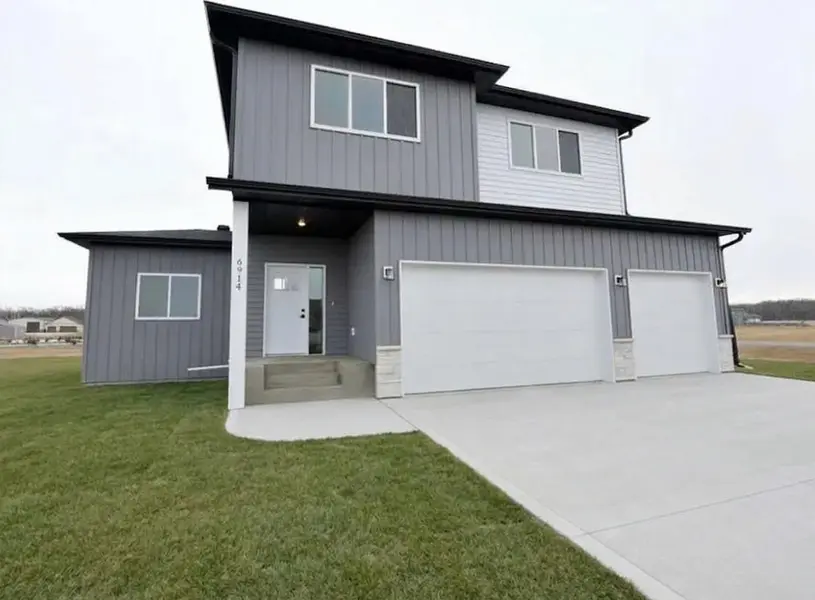 6914 3rd ST NW, Moorhead, MN 56560